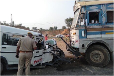 एस्कॉर्ट कर रही पुलिस के पांच जवान घायल हुए हैं.