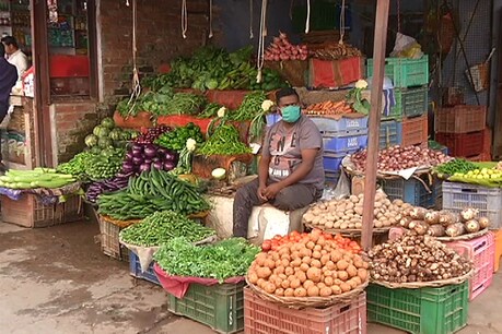 लखनऊ में सब्जियों के दाम दोगुना से ज्यादा बढ़ गये हैं.