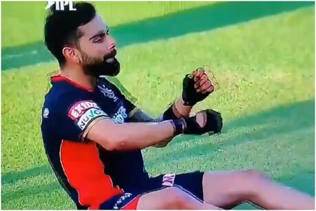 किंग्स इलेवन पंजाब के साथ टॉस से पहले विराट कोहली मैदान पर फनी डांस करते हुए नजर आए.