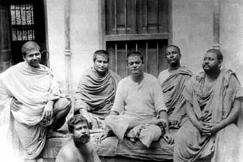 स्वामी विवेकानंद के साथ बोसपारा लेन, कोलकाता के आश्रम में बैठे उनके शिष्यों में जमीन पर बैठे स्वामी सदानंद (फोटो- रामकृष्ण मिशन)
