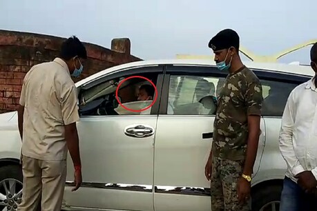 गाड़ी में बैठे बिहार सरकार के मंत्री कृष्णनंदन वर्मा (लाल घेरे में)