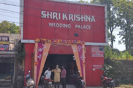 अब 200 लोगों की गैदरिंग की परमिशन मिलने के बाद शादियों की रौनक लौटने की उम्मीद है.