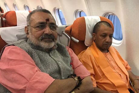 योगी आदित्यनाथ के साथ गिरिरिज सिंह की फाइल फोटो