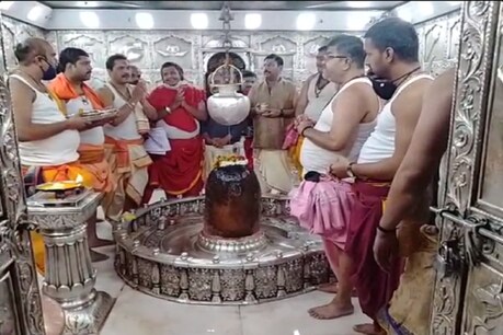 देश-दुनिया में सबसे पहले महाकाल के दरबार में हिंदू त्योहारों की शुरुआत होती है.