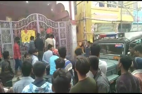 बिहार के बेगूसराय में हुई घटना के बाद जमा भीड़