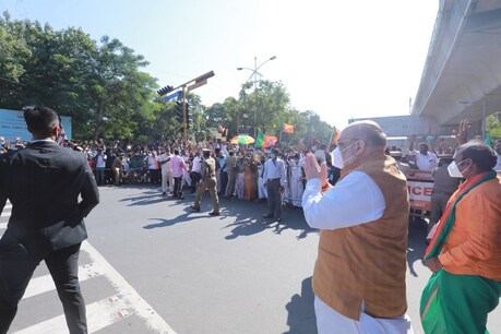 अमित शाह ने चेन्नई एयरपोर्ट के बाहर मजमा लगाए कार्यकर्ताओं का अभिवादन किया.