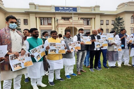 केंद्र के कृषि बिल के विरोध में हंगामा करते हुए बिहार विधानसभा में विरोधी दलों के विधायक.