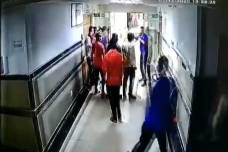 कथित तौर पर बीजेपी के कार्यकर्ता अस्पताल में घुसकर चिकित्साकर्मी की पिटाई करते हुए (वायरल वीडियो से इमेज ग्रैब)