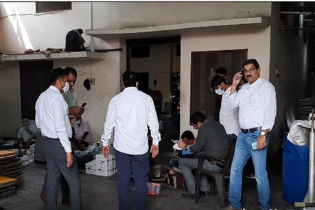 छापेमारी की कार्रवाई करती सीएम फ्लाइंग की टीम.