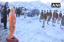 PHOTOS: CM योगी ने बद्रीनाथ मंदिर में की पूजा-अर्चना, बर्फ के बीच जवानों ने दी सलामी