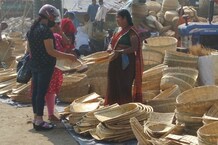 Photos: छठ में सूप और दउरा बेचता है ये मुस्लिम परिवार, बकरी बाजार में 50 साल से लगा रहा स्टॉल