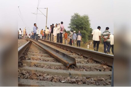 आंदोलन के कारण दिल्ली-मुंबई रेलवे ट्रैक गत चार दिन से बाधित है. पूर्वी राजस्थान में करौली और हिंडौन समेत कई स्थानों से रोडवेज बसों के भी पहिये थमे हुये हैं.