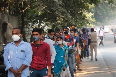 दिल्ली में वायु प्रदूषण और कोरोना वायरस संक्रमण ने सरकार की टेंशन बढ़ा दी है. (फोटो साभार-AP)