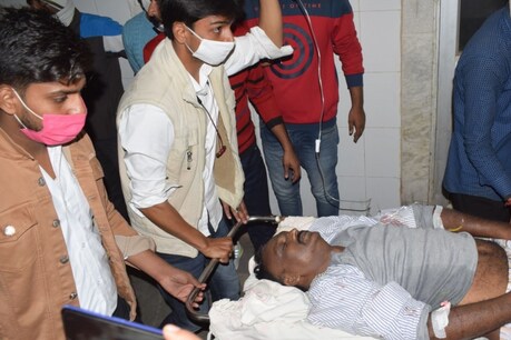 बदमाशों ने हेड कांस्टेबल को घेरकर पकड़ लिया और मारपीट करते हुए पैर में गोली मार दी जो उसकी जांघ में लगी.