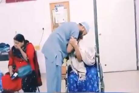 डॉ अल्ताफ से गले लगकर रोने लगीं शहीद की मां (Photo Credit-Videograb)
