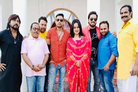 भोजपुरी फिल्म अजनबी की टीम.