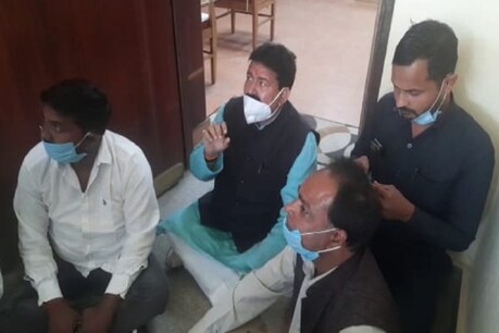 कमिश्नर दफ्तर पर सपा के पूर्व मंत्री राधेश्याम सिंह के धरने पर बैठ जाने से हड़कंप मच गया