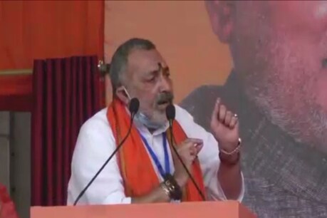 समस्तीपुर के चुनावी मंच से केंद्रीय मंत्री गिरिराज सिंह ने अपने भाषण में महागठबंधन में शामिल पार्टियों पर जमकर निशाना साधा