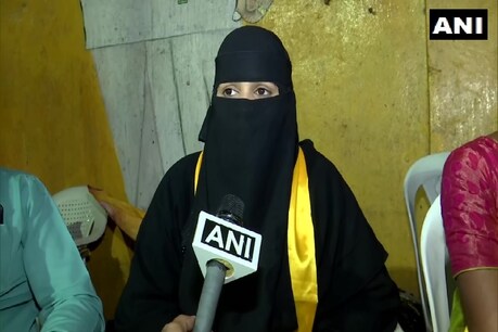 कैब ड्राइवर की पत्नी फरहाना बेगमपेट डिवीजन से चुनावी मैदान में हैं. जबकि, सिलाई का काम करने वाली रेखा रामगोपालपेट डिवीजन से चुनाव लड़ रही हैं.