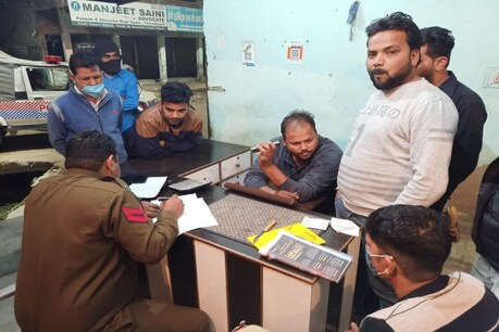 फैक्ट्री के मालिक द्वारा SHO को चोरी की सूचना दिए जाने के बाद भी पुलिस एक घंटे देर से पहुंची. इस लेटलतीफी में चार को भागने का मौका मिल गया