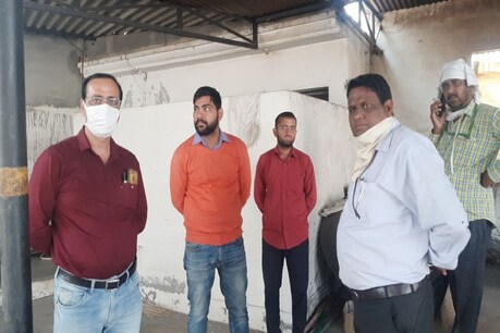 नाराज किसानों ने कृषि विभाग के तीन अधिकारियों को चार घंटे तक एक गुरुद्वारे में बंधक बनाए रखा, बाद में पुलिस-प्रशासन के काफी समझाने-बझाने पर उन सबको रिहा किया