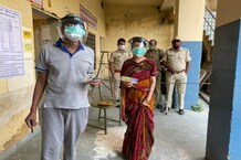 PHOTOS: नगर निगम चुनाव के लिए हो रही वोटिंग, कोरोना काल में इस तैयारी के साथ पहुंच रहे वोटर्स