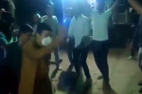 वीडियो में सांसद मास्क लगाये हुये डीजे की धुन पर ठुमके लगा रहे हैं.