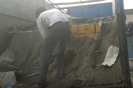 किशनगंज में बालू लदे ट्रक से बरामद की गईं शराब की पेटियां.
