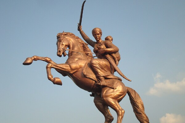 Birthday Rani Laxmibai : लक्ष्मीबाई के झंडे पर थे कौन से भगवान, किस भाषा में थी मुहर