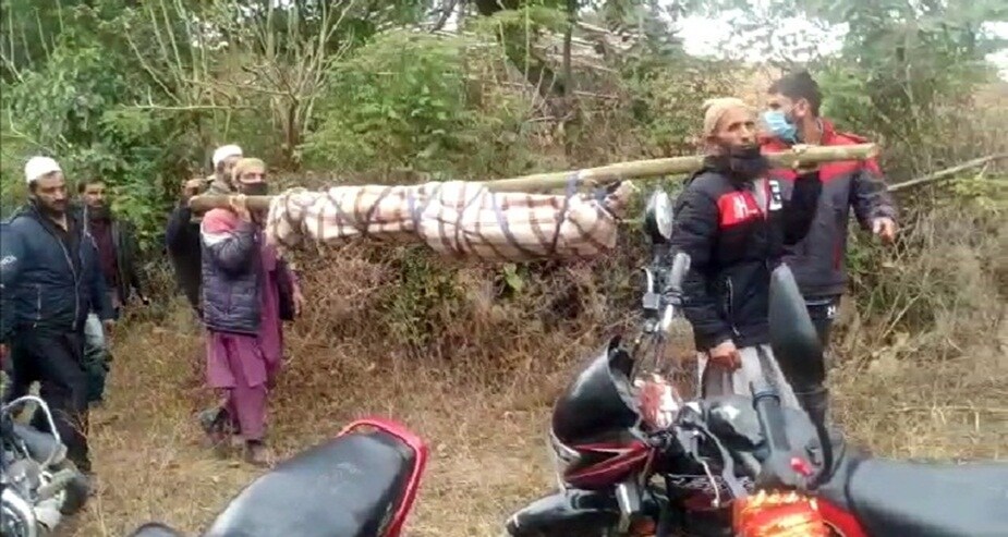 युवक की लाश ले जाते हुए परिजन.