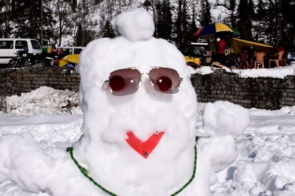 मनाली में ताजा बर्फबारी से पहाड़ों पर नजर आया 'स्नो-मैन', सैलानियों की बांछें खिलीं, देखें Photos