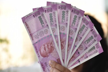  उन दिनों जब बैंक से कर्ज लेने का रिवाज नहीं था, लेकिन महाशय धर्मपाल ने यह जोखिम उठाया. गुलाटी परिवार ने 1959 में दिल्ली के कीर्ति नगर में मसाले तैयार करने की अपनी पहली फैक्ट्री लगाई थी. 93 साल के लंबे सफर के बाद सियालकोट की महाशियां दी हट्टी अब दुनिया भर में एमडीएच के रुप में मसालों का ब्रैंड बन चुकी है. (Photo-MDH website)