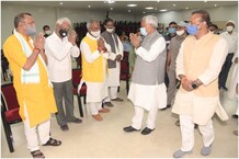 Bihar Election Result 2020: जीत के बाद JDU नेताओं से कुछ इस अंदाज में मिले नीतीश कुमार, देखें PHOTOS