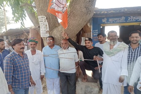 नाराज कार्यकर्ताओं ने स्थानीय मंडल अध्यक्ष राजेंद्र वैष्णव और उनके साथी पदाधिकारी को पेड़ से रस्सी से बांध दिया और जमकर खरीखोटी सुनाई.