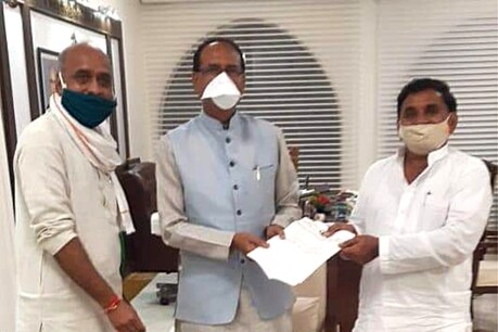 नारायण पटेल ने कांग्रेस के उत्तमपाल सिंह को शिकस्त दी (फोटो- नारायण पटेल, Twitter)