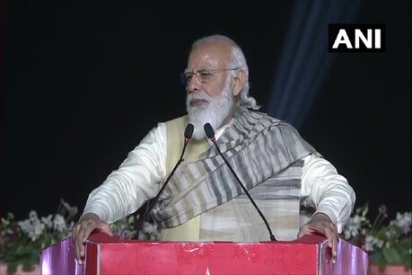 पीएम मोदी ने वाराणसी में देव दीपावली दीपोत्सव में हिस्सा लिया. (Photo- ANI)