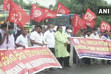 उड़ीसा में भी जारी हैं प्रदर्शन. (फोटो: Twitter/ANI)
