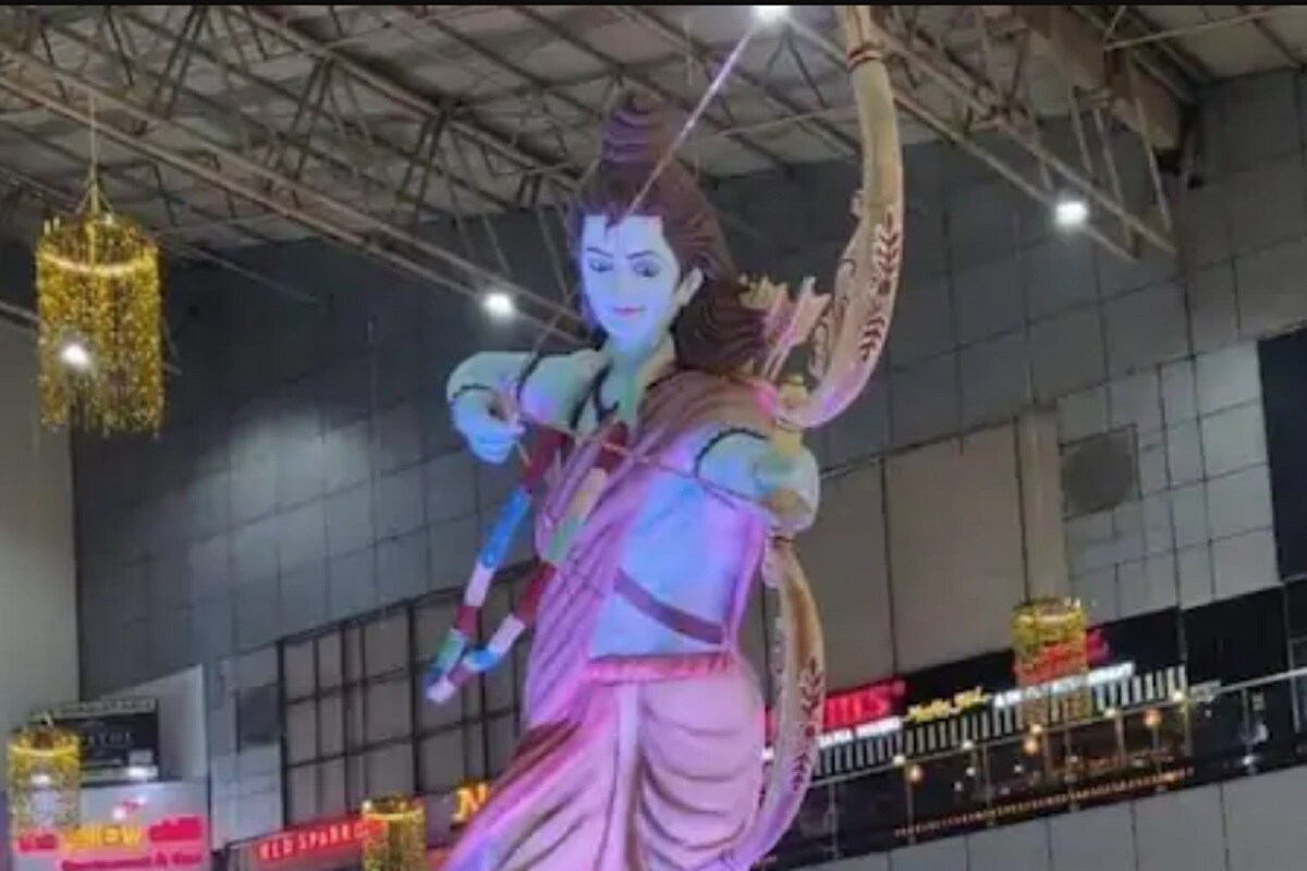 गाजियाबाद (Ghaziabad) के एक मॉल में भगवान राम (Lord Rama) की प्रतिमा इन दिनों लोगों के आकर्षण का केंद्र बनी हुई है. लोग इस मूर्ति के आगे खड़े होकर सेल्फी भी ले रहे हैं. गाजियाबाद के पैसिफिक मॉल के अंदर भगवान राम की एक बड़ी प्रतिमा रखी गई है. ये प्रतिमा करीब 8 फीट की है. फिलहाल भगवान राम की ये प्रतिमा आकर्षण का केंद्र बनी हुई है. इस प्रतिमा के आस-पास लाइटिंग भी की गई है. साथ ही इस प्रतिमा को मॉल में इस तरह से बीच में रखा गया है कि वो मॉल के हर हिस्से से नजर आए.