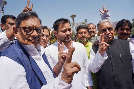 एग्जिट पोल्स से मिल रहे आंकड़ों के मुताबिक राज्य में महागठबंधन के सामने एनडीए की हालत कमजोर नजर आ रही है. (फोटो: PTI)