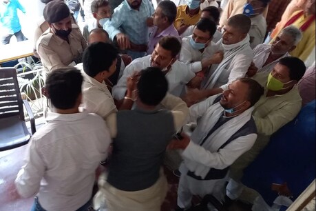 नेताओं के समर्थक इस तरह एक-दूसरे से उलझते दिखे.
