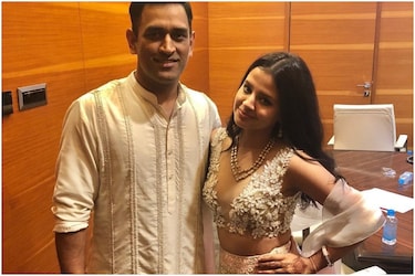  साक्षी धोनी ने बताया कि वे लोग परिवार में क्रिकेट के बारे में चर्चा नहीं करते हैं, ताकि धोनी को अपना ध्यान उससे दूर रख सकें, जब वह खेल नहीं रहे हों. जिस तरह स्पिनर्स आंख मिचकर विकेट के पीछे धोनी से मिल रही सलाह को मानते हैं, ठीक उसी तरह जीवा भी अपने पापा का हर कहना मानती हैं. (Sakshi Dhoni/Instagram)