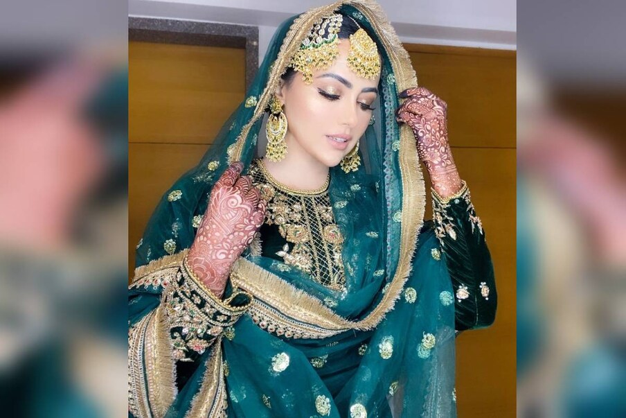  सना ने शनिवार को फिर से अपनी कुछ तस्वीरें शेयर कीं, जिसमें वह ग्रीन कलर की ड्रेस में नजर आ रही हैं. साभारः Instagram @sanakhaan21)