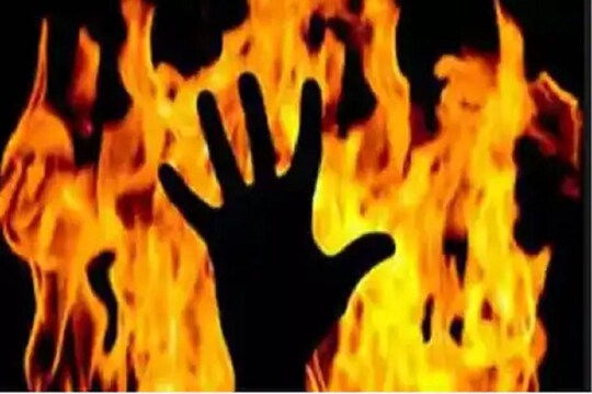 कानपुर देहात में एक परिवार  ने खुद को आग लगाकर जान देने का प्रयास किया.  (सांकेतिक तस्वीर)