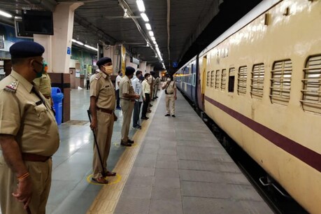 हाल ही में उत्तर पश्चिमी रेलवे ने मेंटेनेंस और तकनीकी कारणों का हवाला देते हुए त्योहार स्पेशल अपनी 12 रेलसेवाओं को रद्द कर दिया था.