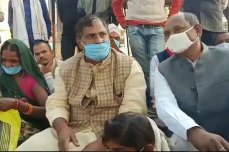 नहीं मिला न्याय तो धरने पर बैठे BJP विधायक
