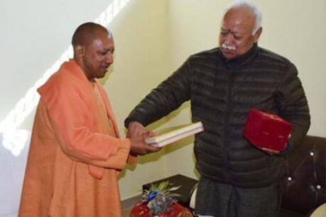 संघ प्रमुख मोहन भागवत से सीएम योगी ने की मुलाकात (file photo)