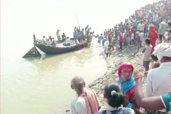 बड़ी खबर: भागलपुर में गंगा नदी में डूबी यात्रियों से भरी नाव, देखें मौके की तस्‍वीरें