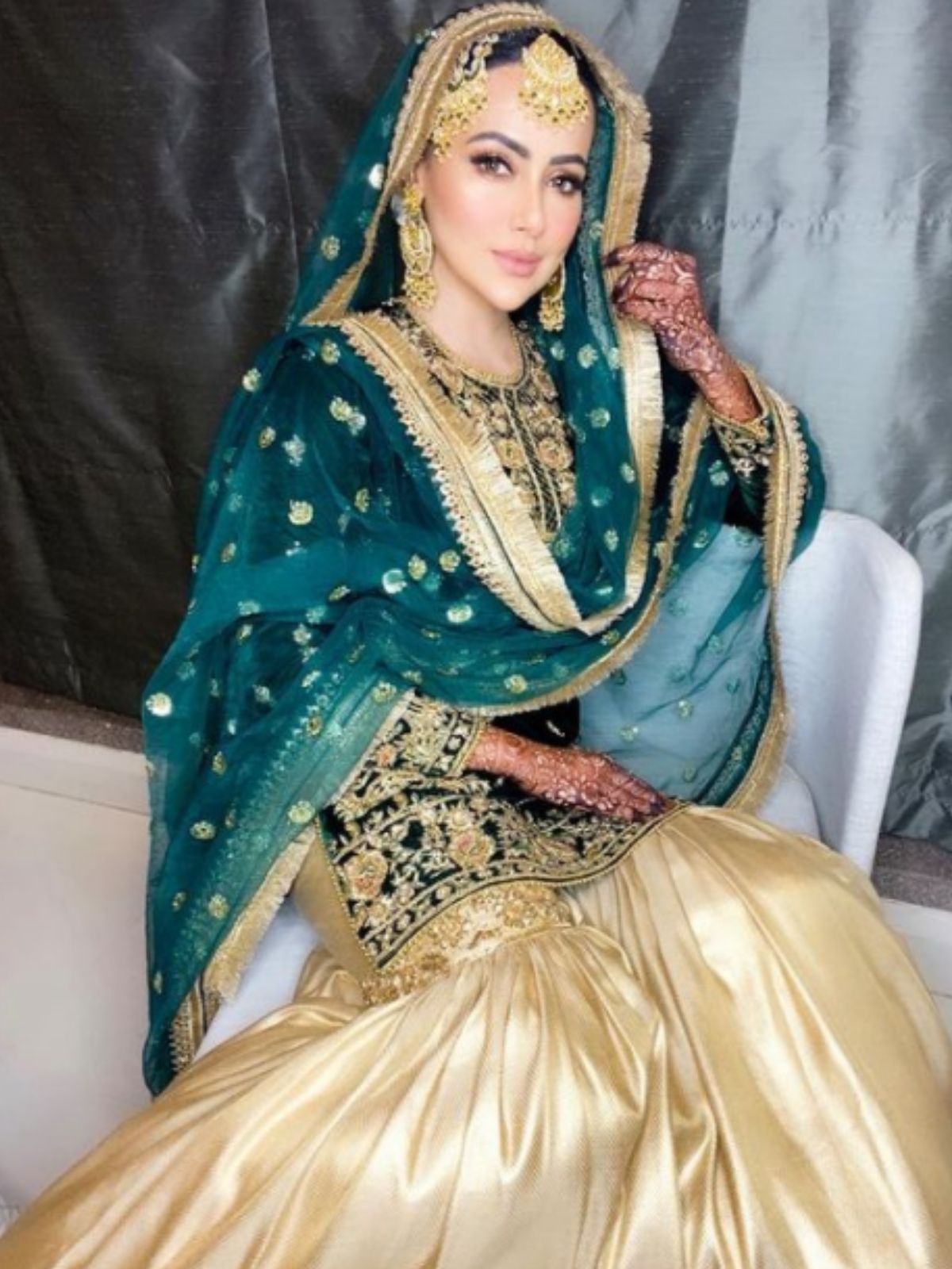  बता दें, शादी के बाद सना खान पति और अपने ससुरालवालों के साथ क्वालिटी टाइम स्पेंड कर रही हैं. जिसकी जानकारी वह सोशल मीडिया के जरिए दे रही हैं. (Photo Credit: instagram/@sanakhaan21)