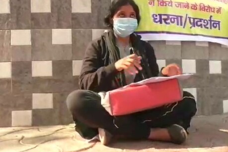 धरने पर बैठी BJP विधायक की बहू