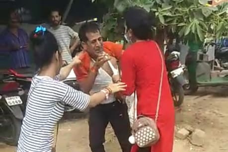 कांग्रेस जिलाध्यक्ष को लड़कियों ने बीच सड़क जूतों से पीटा